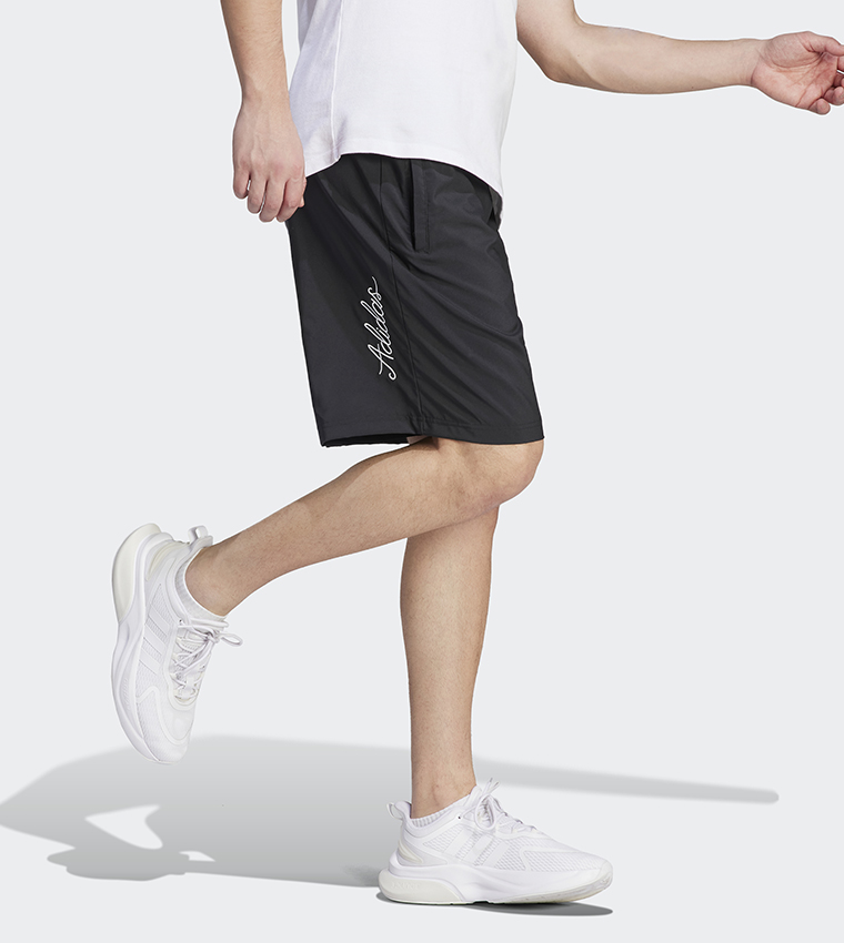 شورت رياضي بطبعة الشعار 