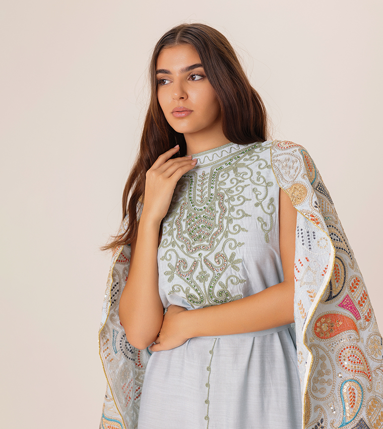 جلابية مطرزة بكم كيب 