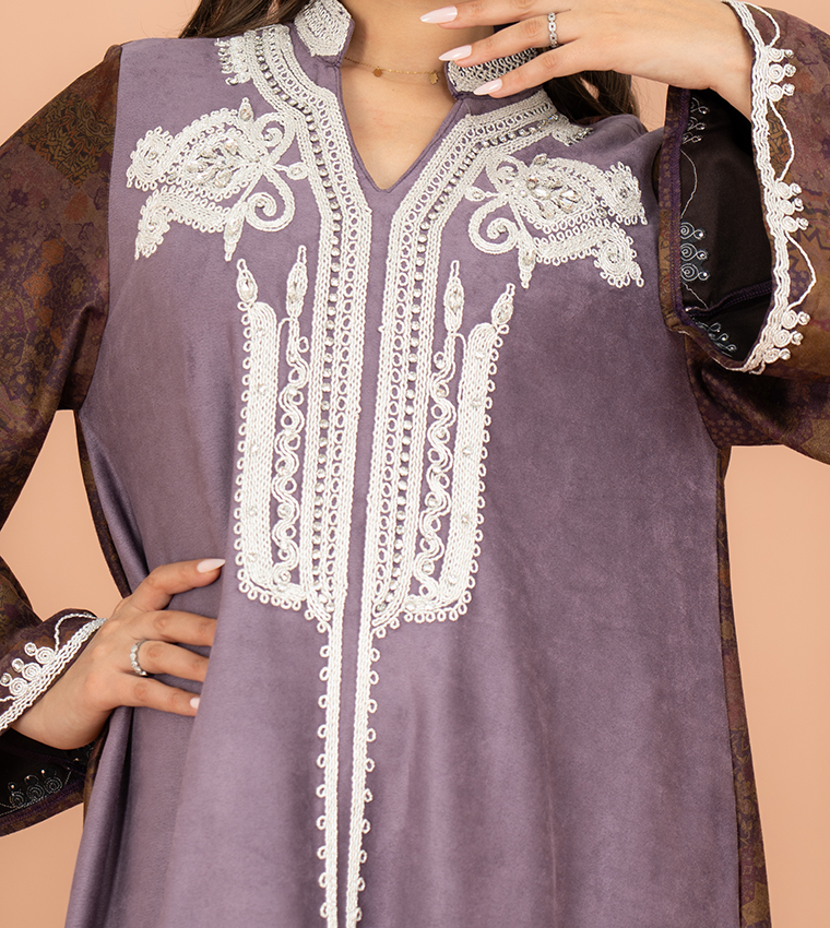 جلابية مطرزة بقبة واقفة 