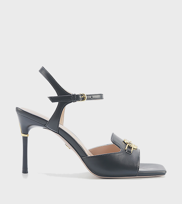 صندل بكعب وحزام كاحل وتفاصيل معدنية