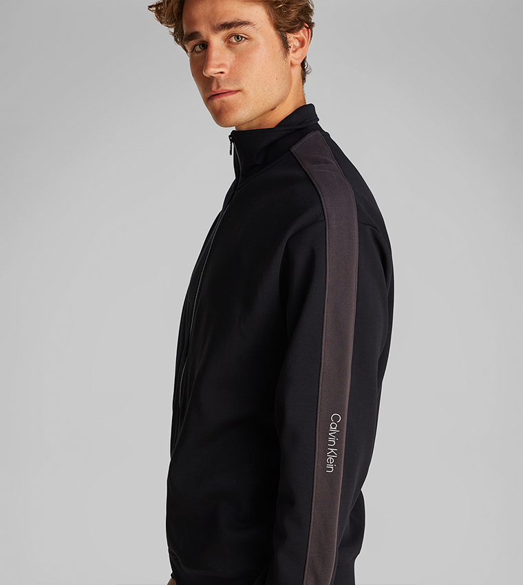 جاكيت بسحاب وأكمام طويلة