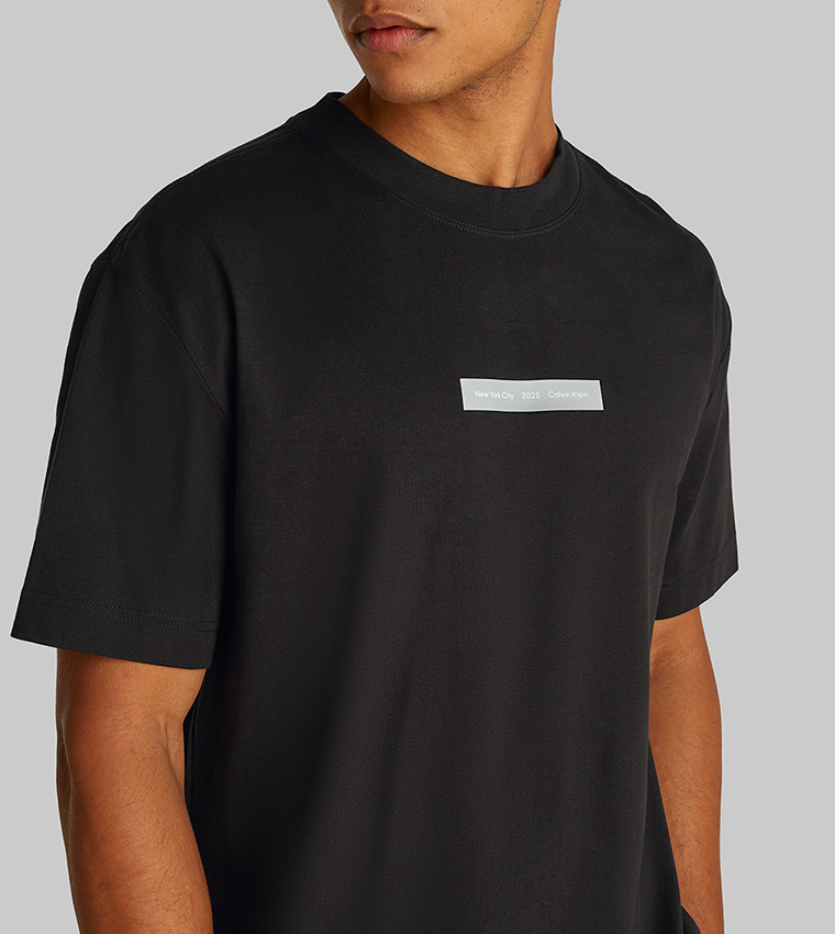 تيشيرت بياقة مستديرة بشعار