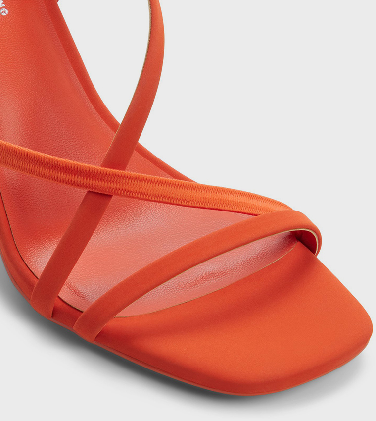 صندل كعب بمقدمة مفتوحة 