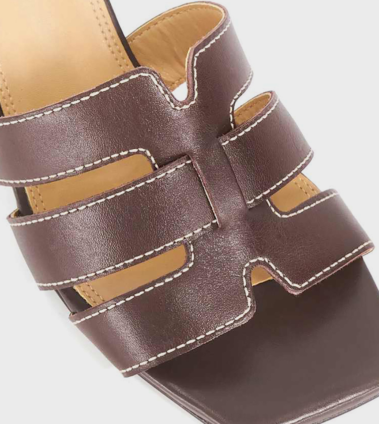 صندل سادة بكعب مربع 