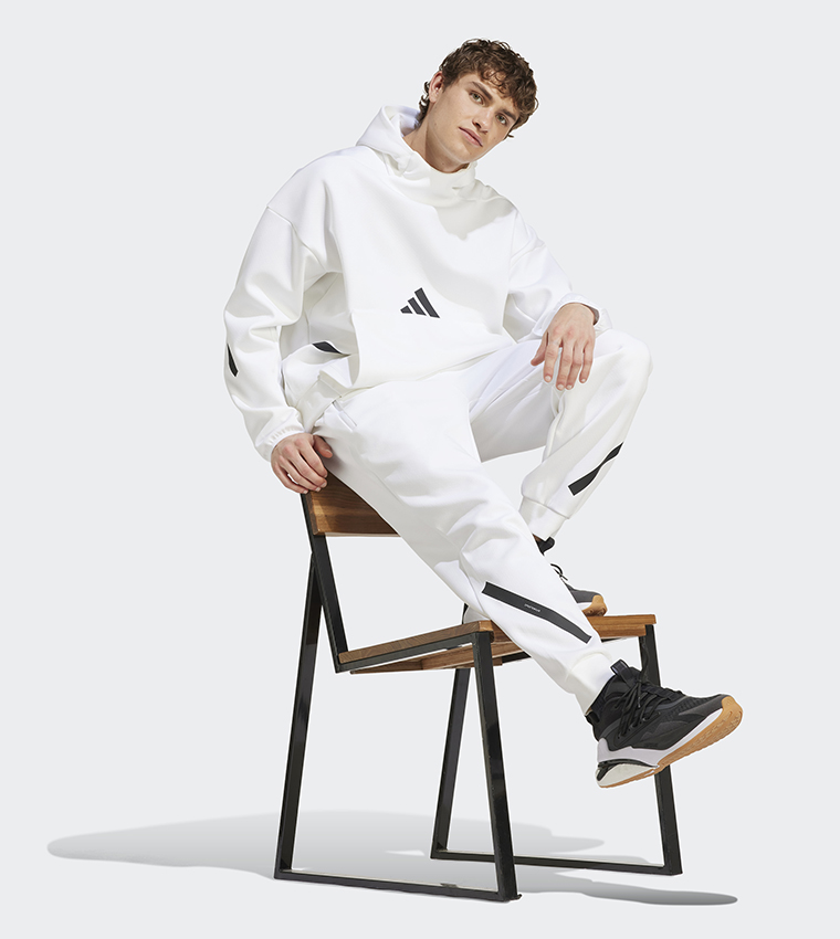 بنطال رياضي بطبعة شعار زد.إن.إي.  