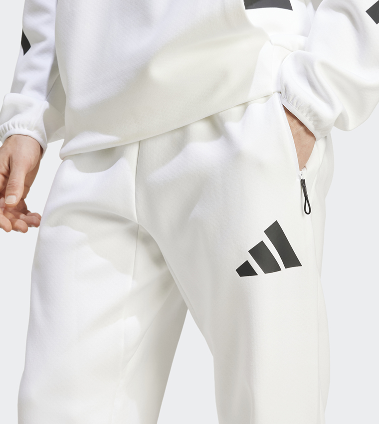 بنطال رياضي بطبعة شعار زد.إن.إي.  