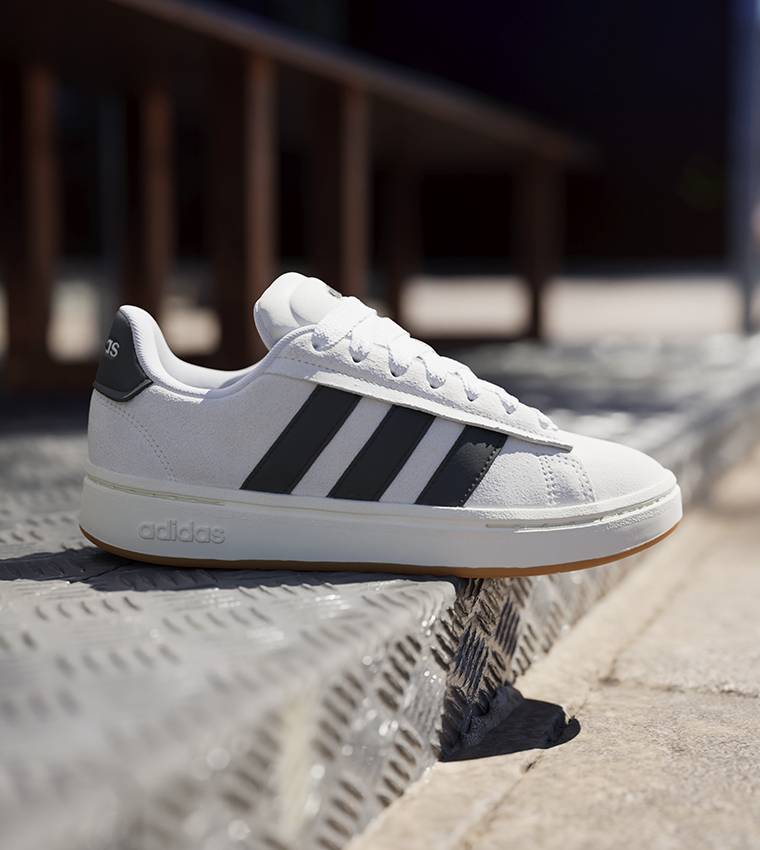 سنيكرز غراند كورت ألفا برباط