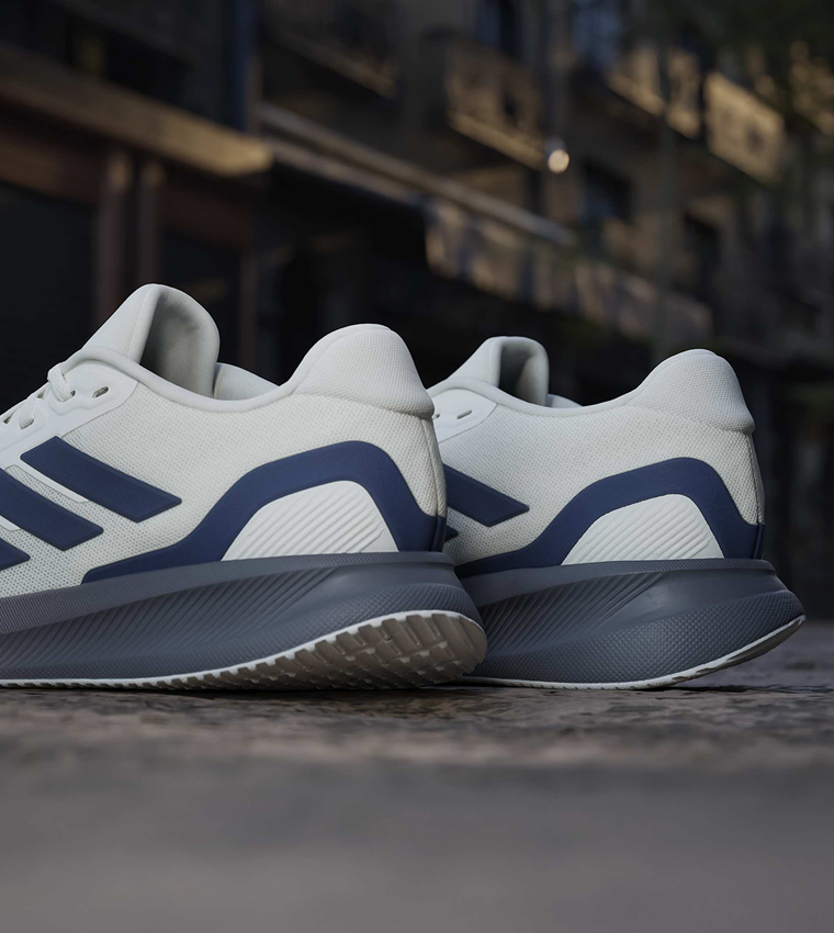 حذاء رن فالكون 5 مخطط برباط