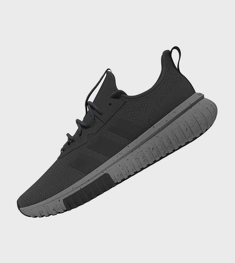 سنيكرز كابتير شبكي بشعار