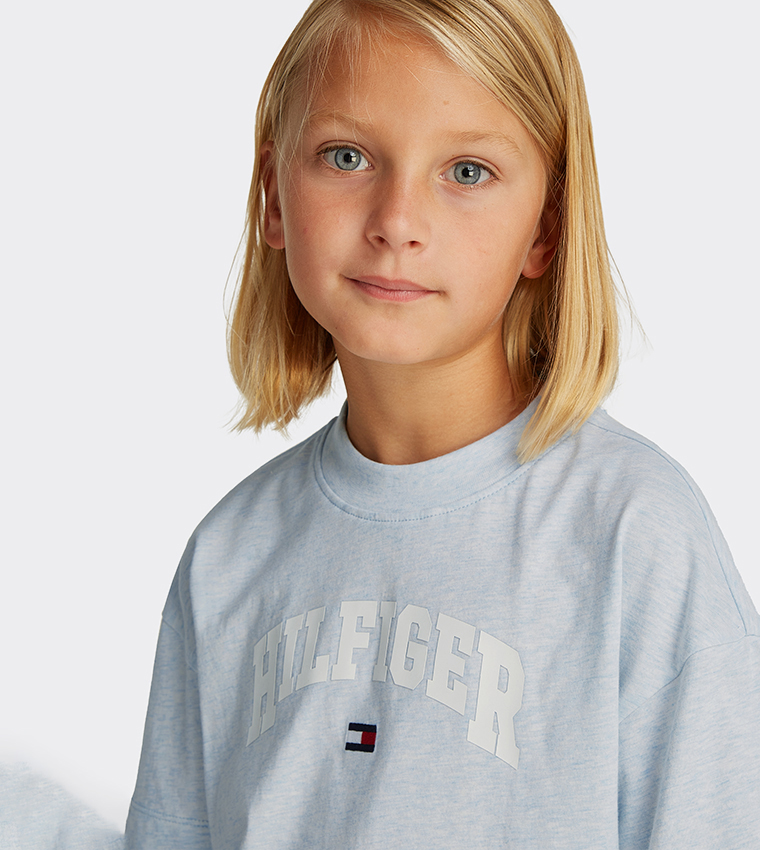 تيشيرت فيرسيتي مزين بشعار 