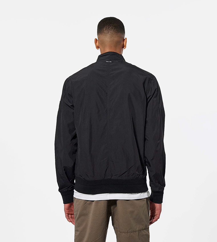 جاكيت خفيف بياقة وهمية