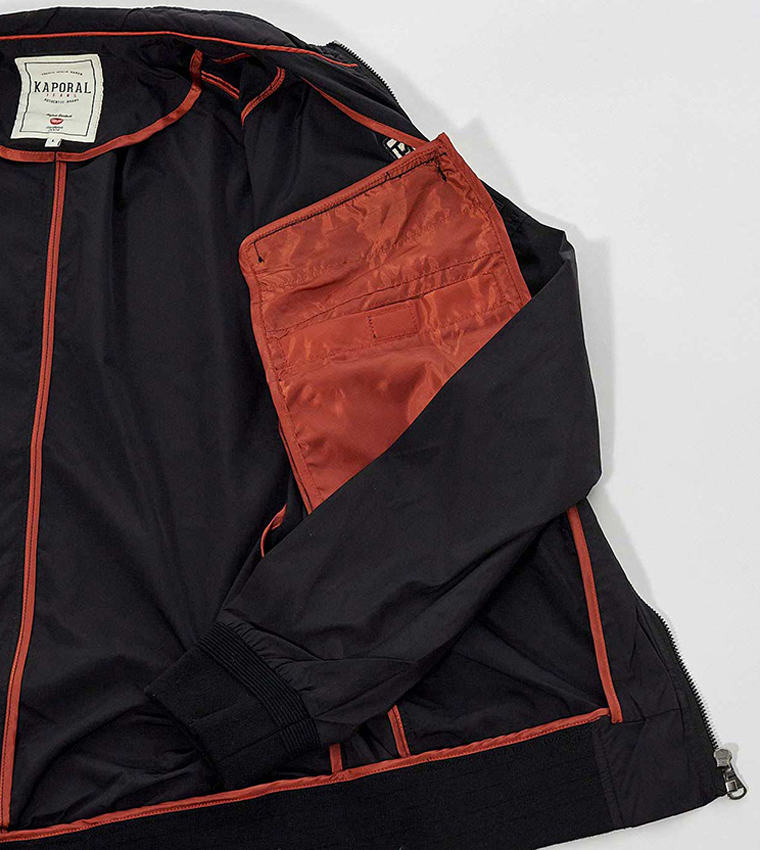 جاكيت خفيف بياقة وهمية