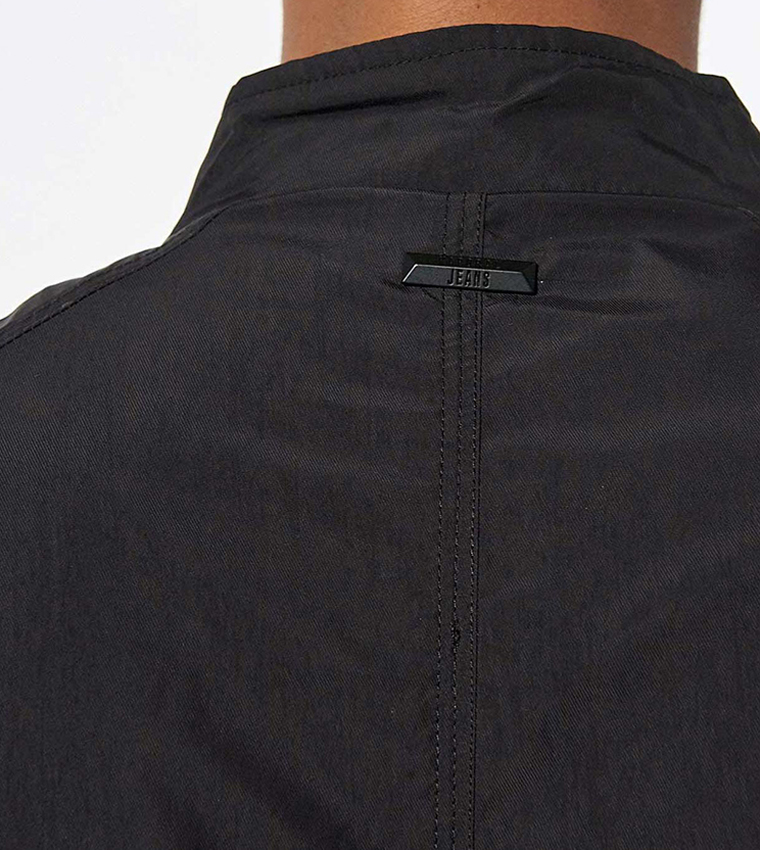 جاكيت خفيف بياقة وهمية