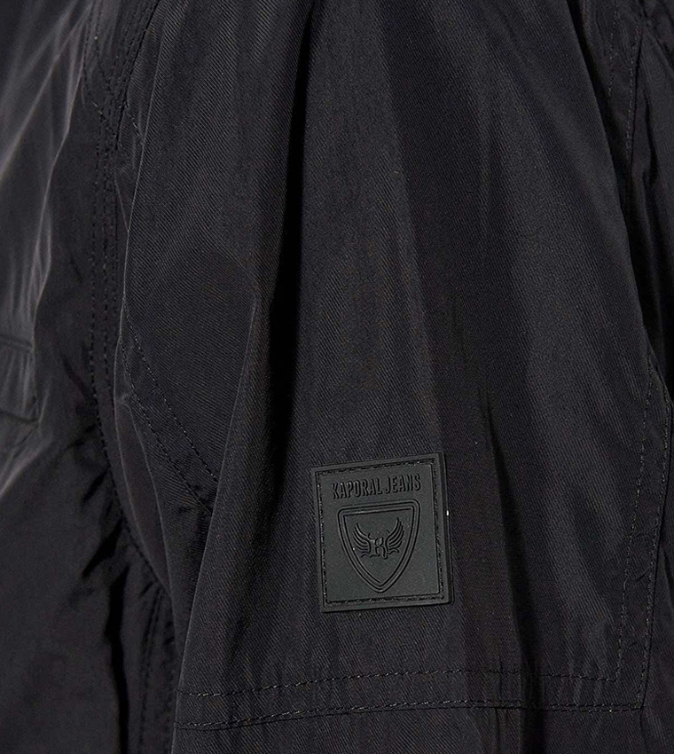 جاكيت خفيف بياقة وهمية