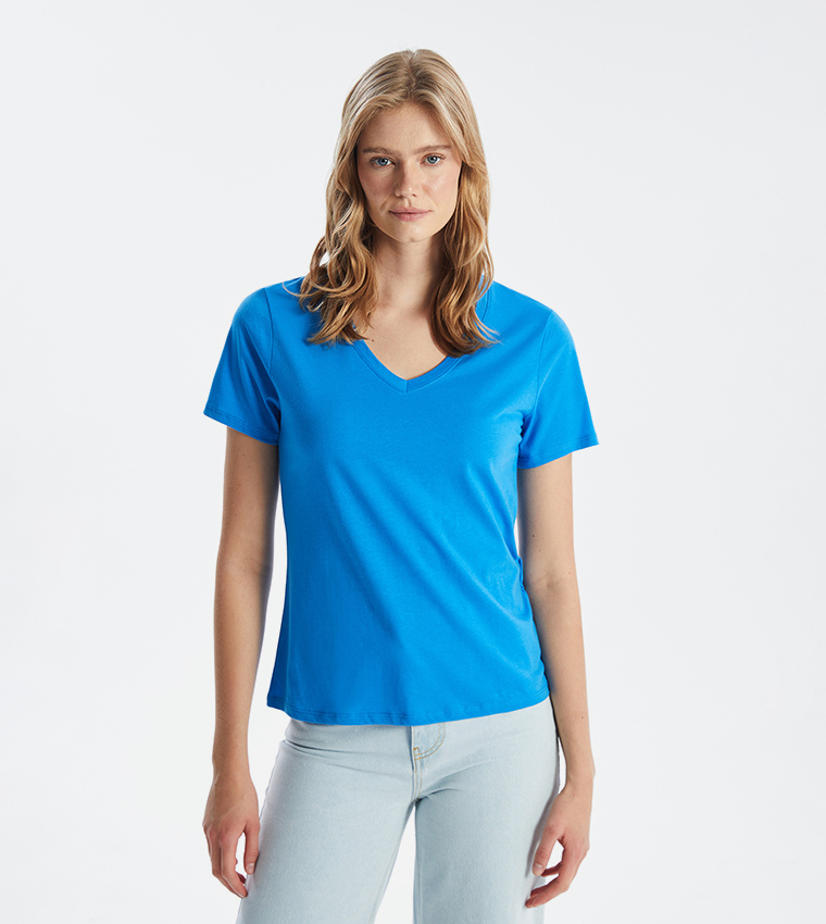 تي شيرت بياقة V وأكمام قصيرة