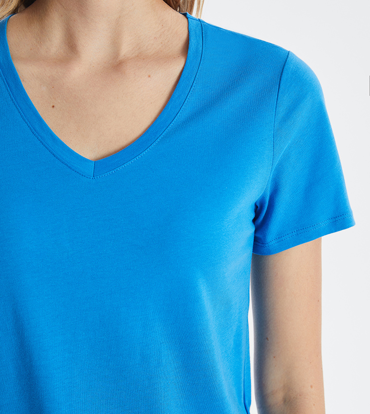 تي شيرت بياقة V وأكمام قصيرة