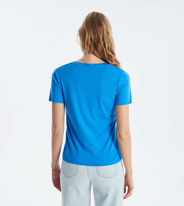 تي شيرت بياقة V وأكمام قصيرة