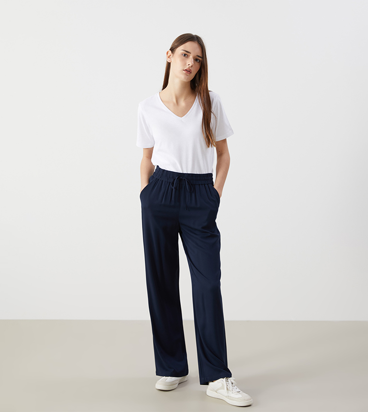 بنطال واسع برباط على الخصر 