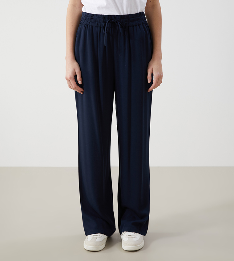 بنطال واسع برباط على الخصر 