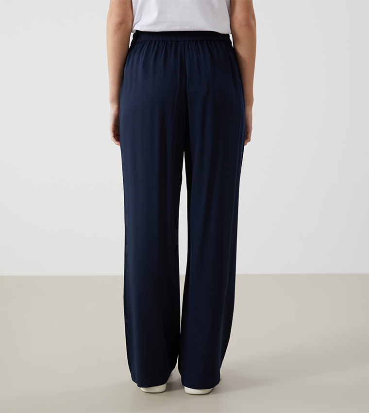 بنطال واسع برباط على الخصر 