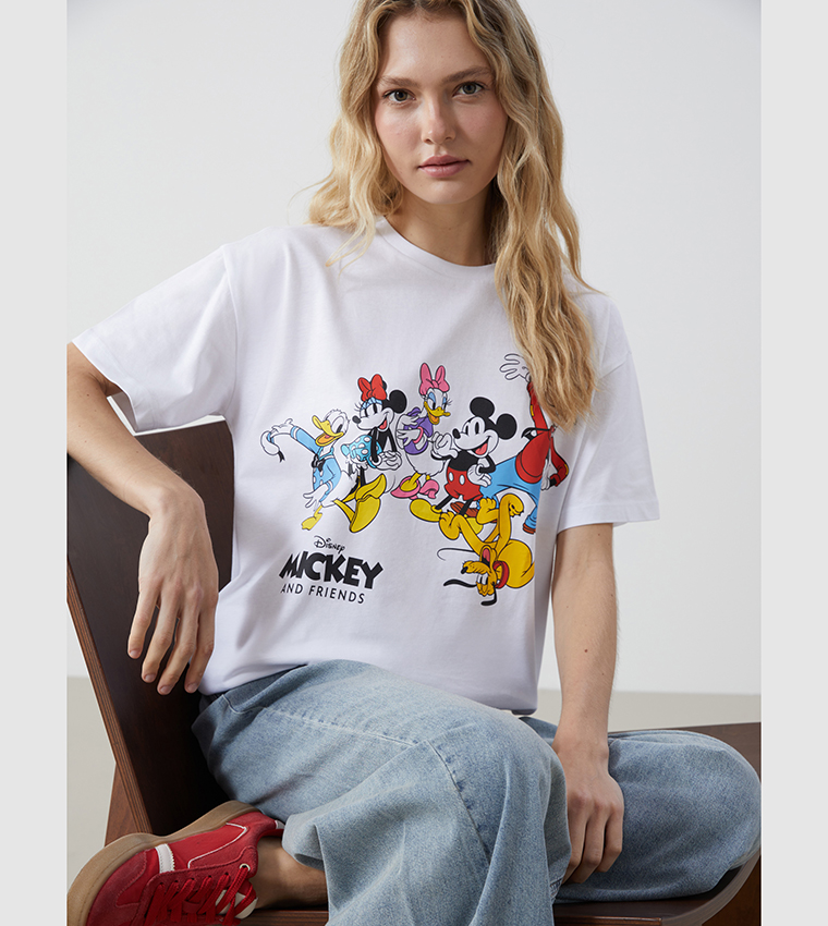 تيشيرت بأكمام قصيرة بطبعة ميكي وأصدقاؤه  