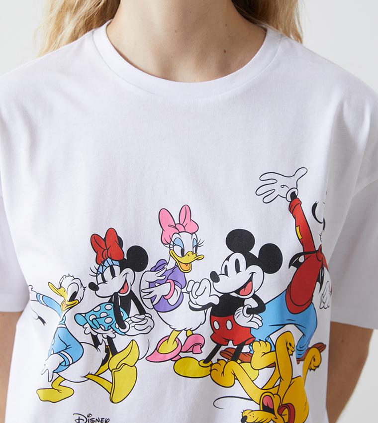 تيشيرت بأكمام قصيرة بطبعة ميكي وأصدقاؤه  