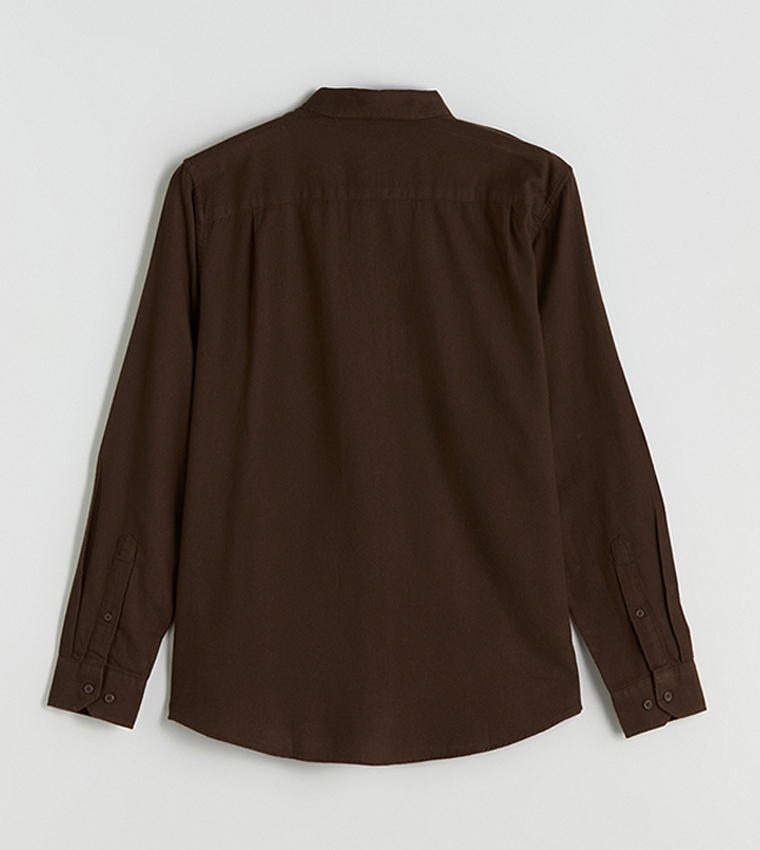 قميص سادة بقصة عادية وكم طويل