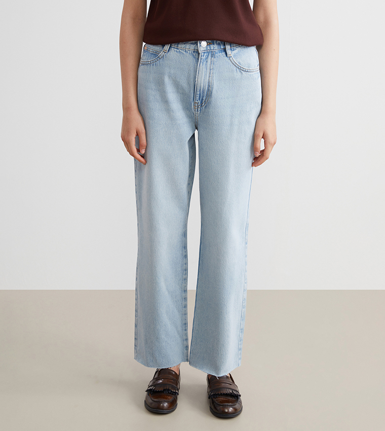 جينز مغسول بقصة مستقيمة 