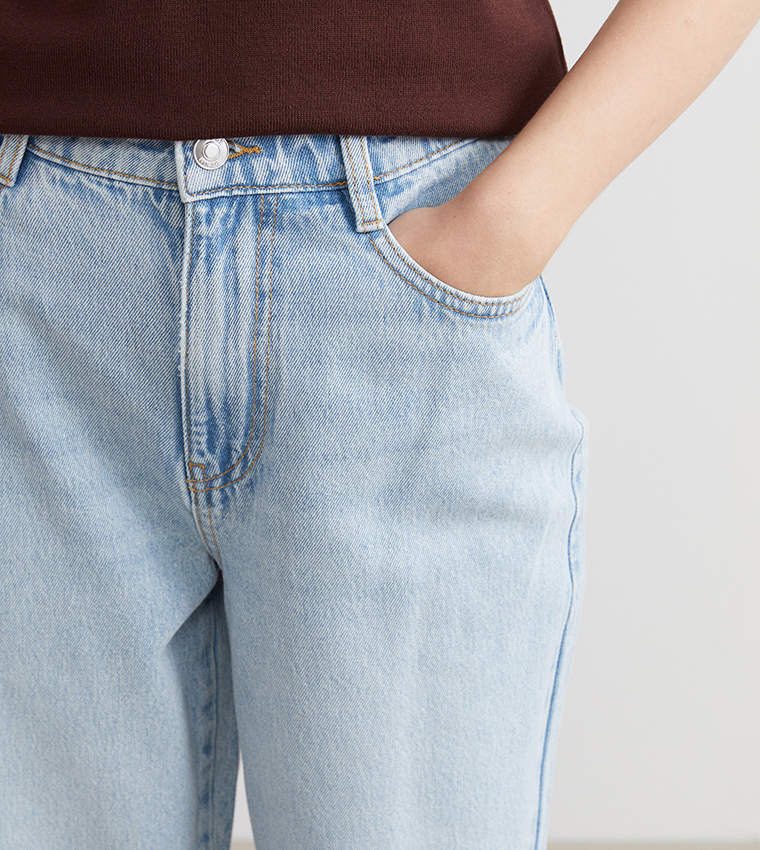 جينز مغسول بقصة مستقيمة 