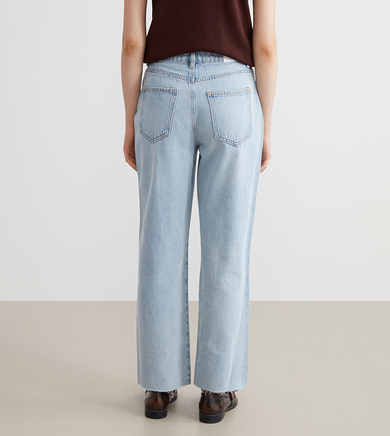 جينز مغسول بقصة مستقيمة 