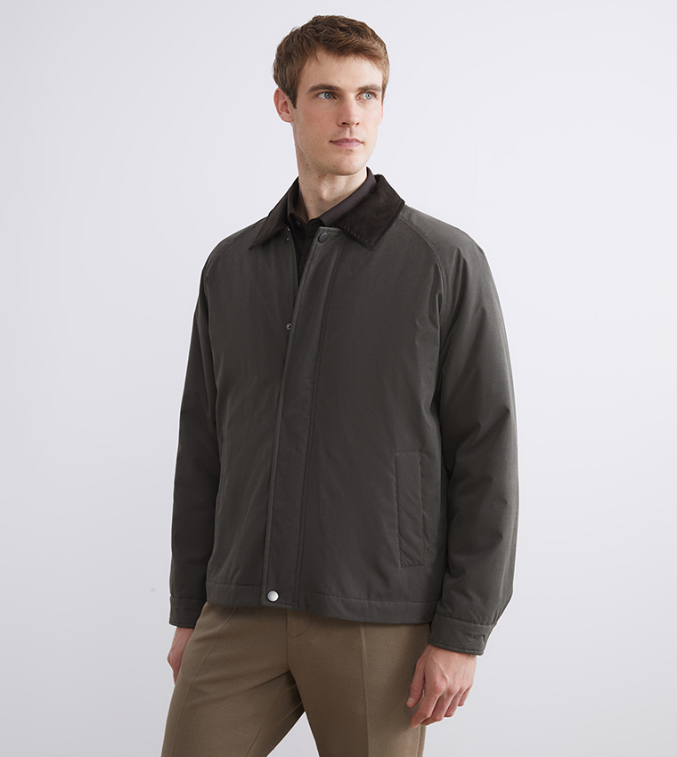 جاكيت بياقة متباينة 