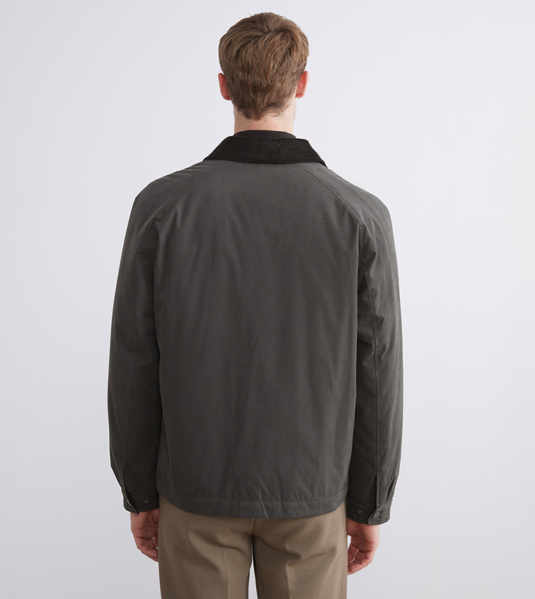 جاكيت بياقة متباينة 