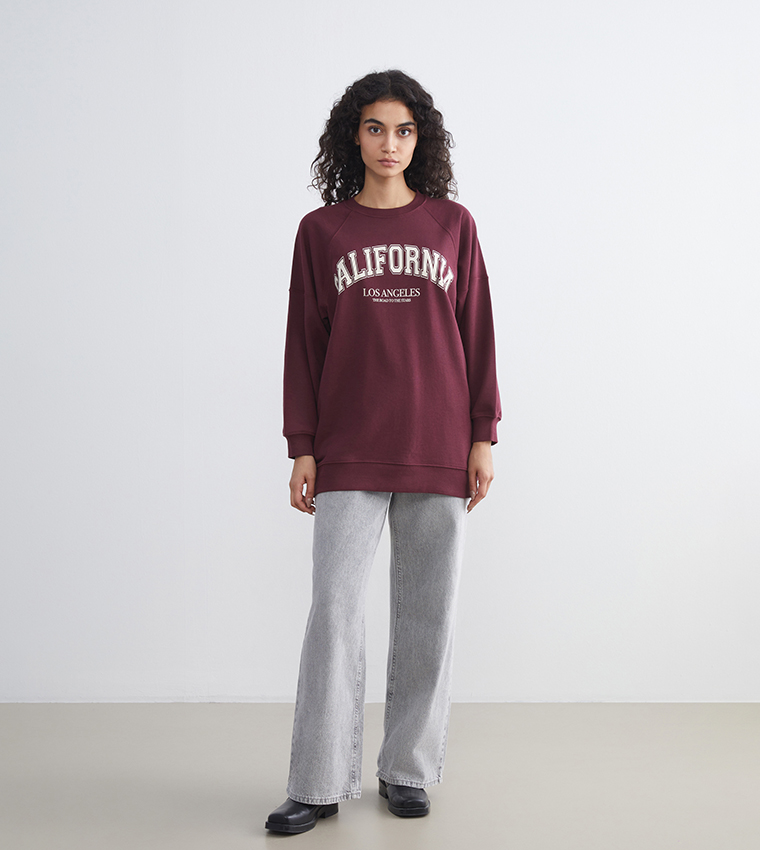 سويتشيرت أوفرسايز بطبعة وياقة مستديرة 