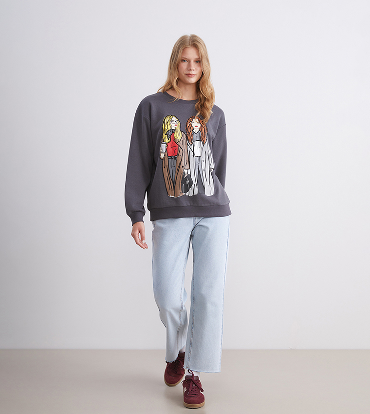 سويتشيرت اوفرسايز نسائي بطبعة كم طويل