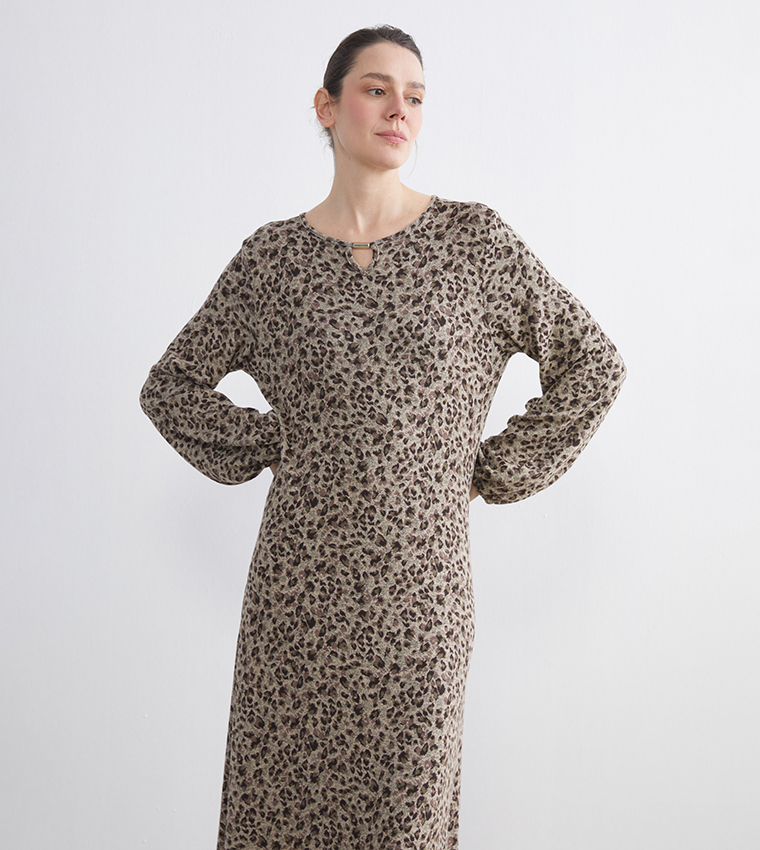 فستان ماكسي بياقة مستديرة