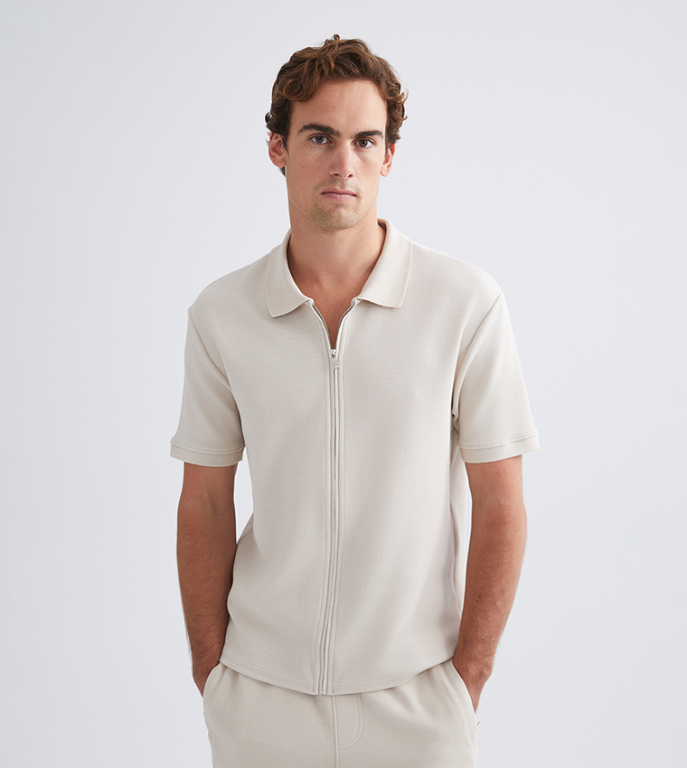 قميص بسحاب وكم قصير 