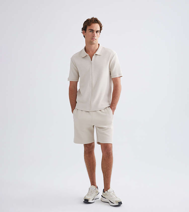 قميص بسحاب وكم قصير 