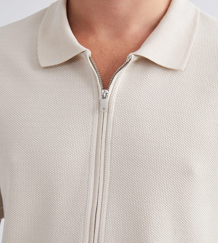 قميص بسحاب وكم قصير 