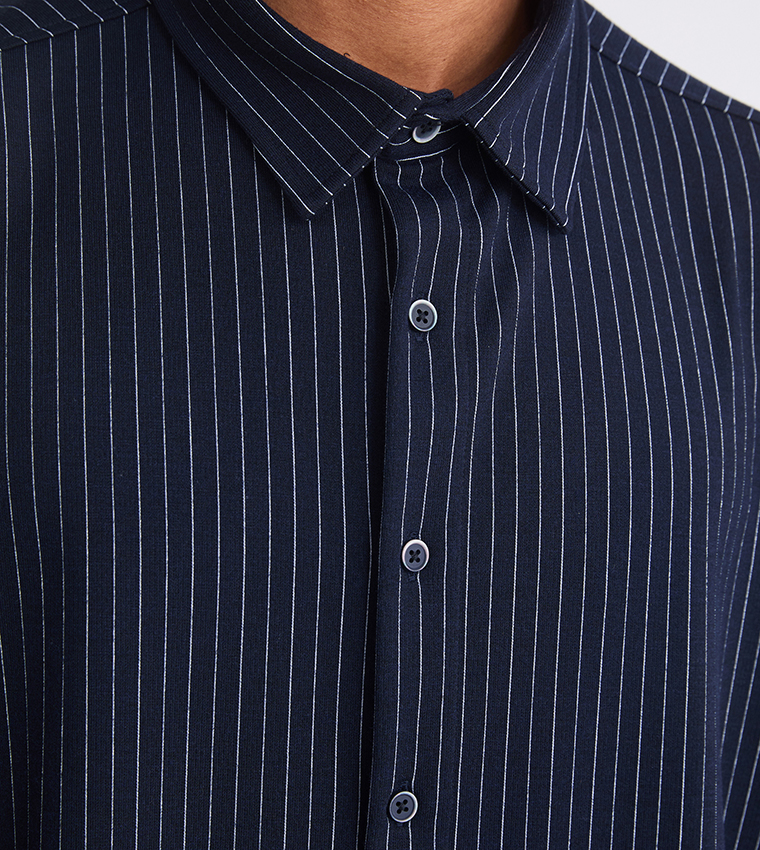 قميص مخطط كم طويل