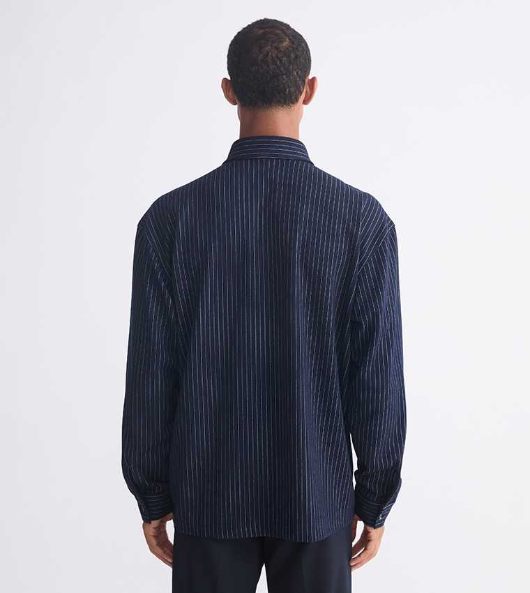 قميص مخطط كم طويل