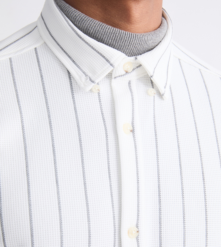 قميص مخطط بكم طويل وقصة ضيقة 