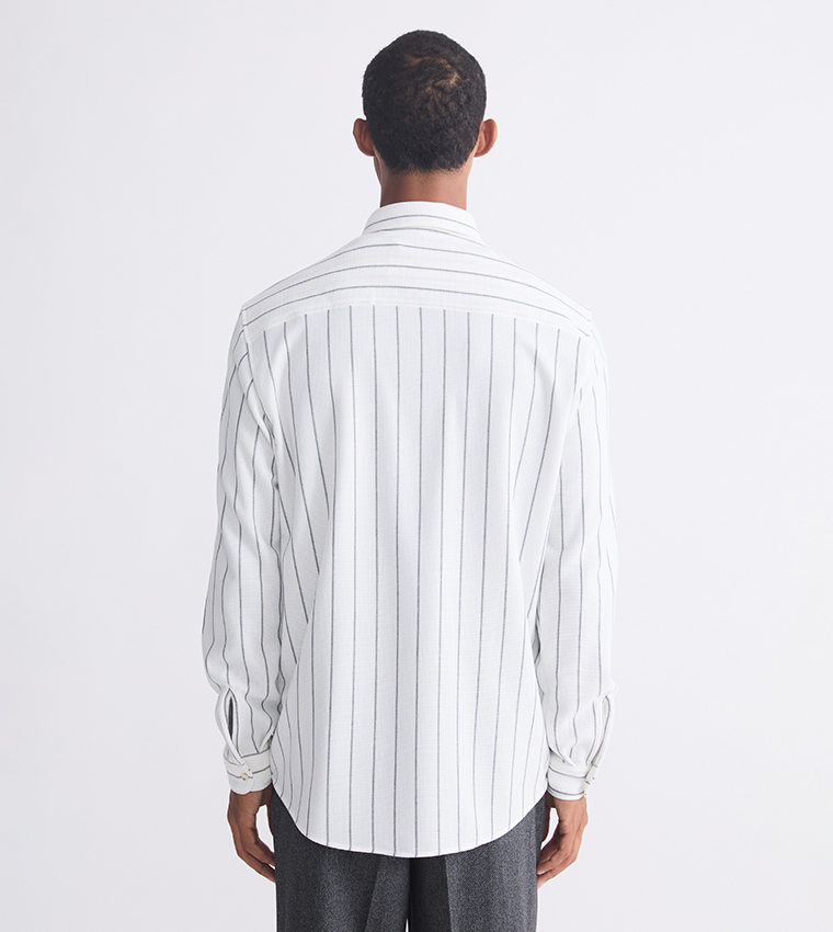 قميص مخطط بكم طويل وقصة ضيقة 