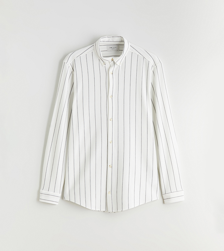 قميص مخطط بكم طويل وقصة ضيقة 