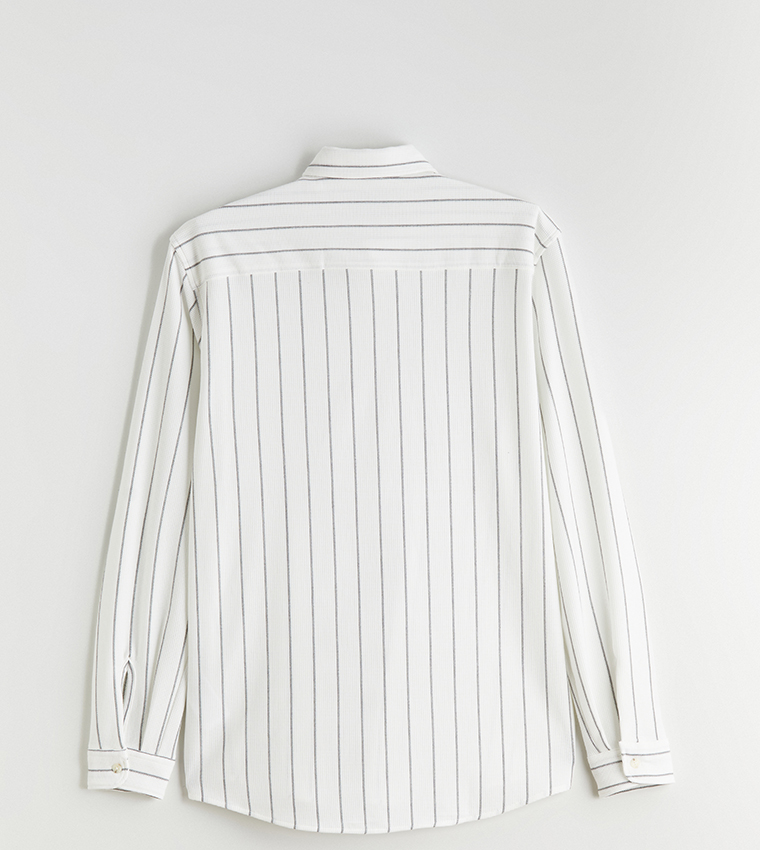 قميص مخطط بكم طويل وقصة ضيقة 