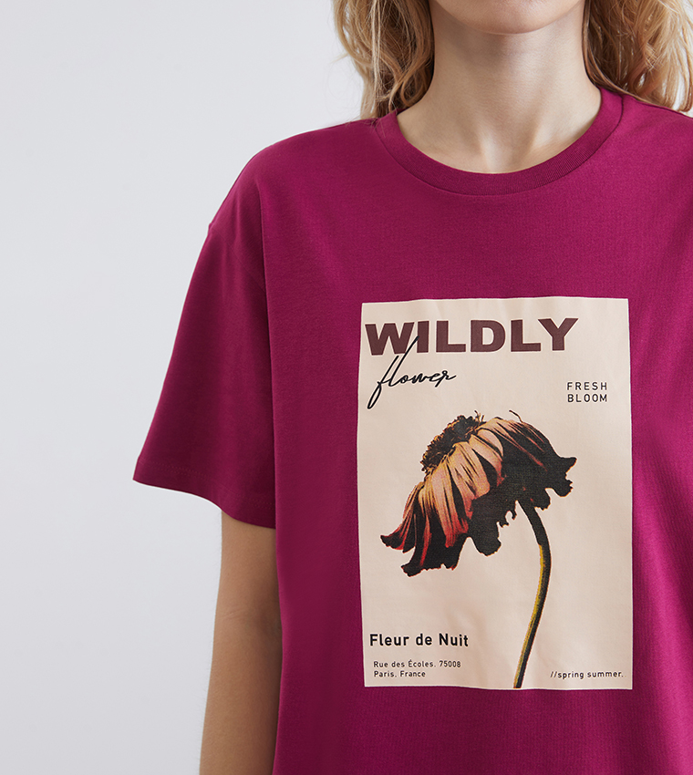 تيشيرت بطبعة بقبة مستديرة