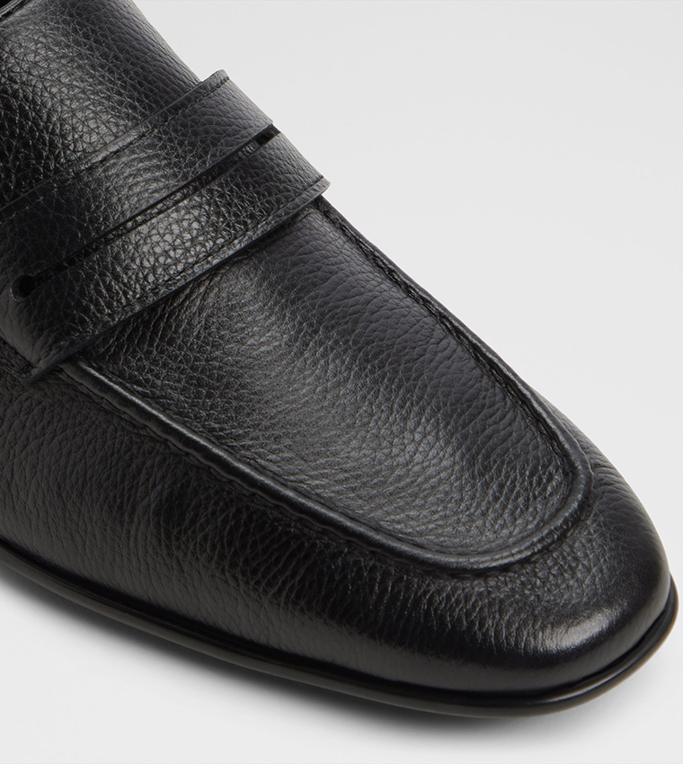 LARAEDE Textured Loafers