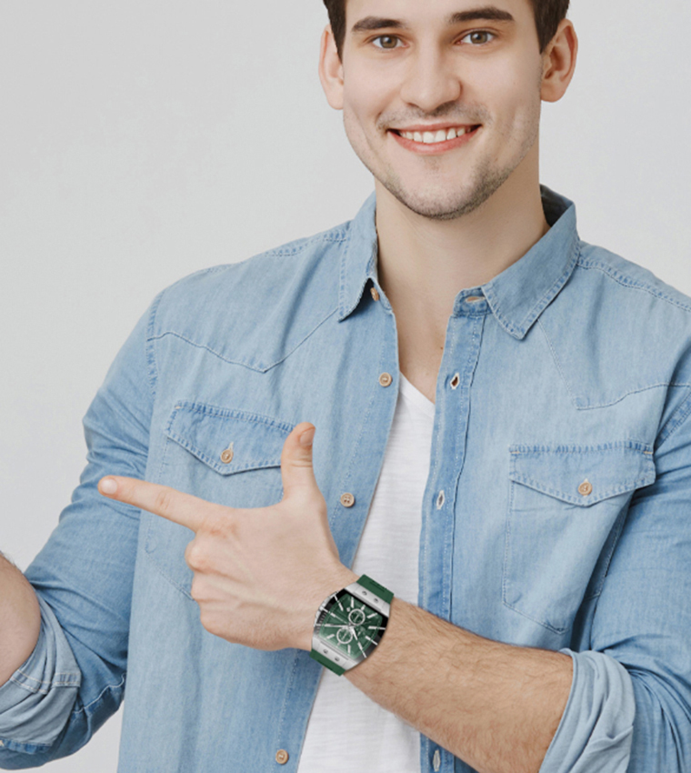 ساعة كرونوغراف بإطار أخضر داكن