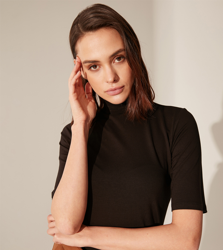 تي شيرت بأكمام قصيرة