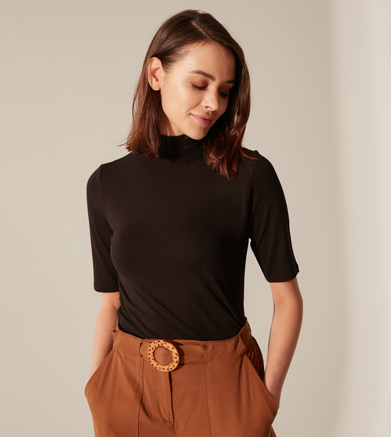 تي شيرت بأكمام قصيرة