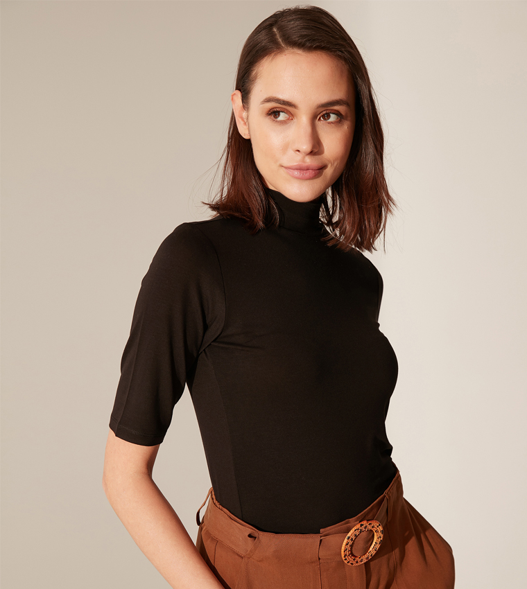 تي شيرت بأكمام قصيرة